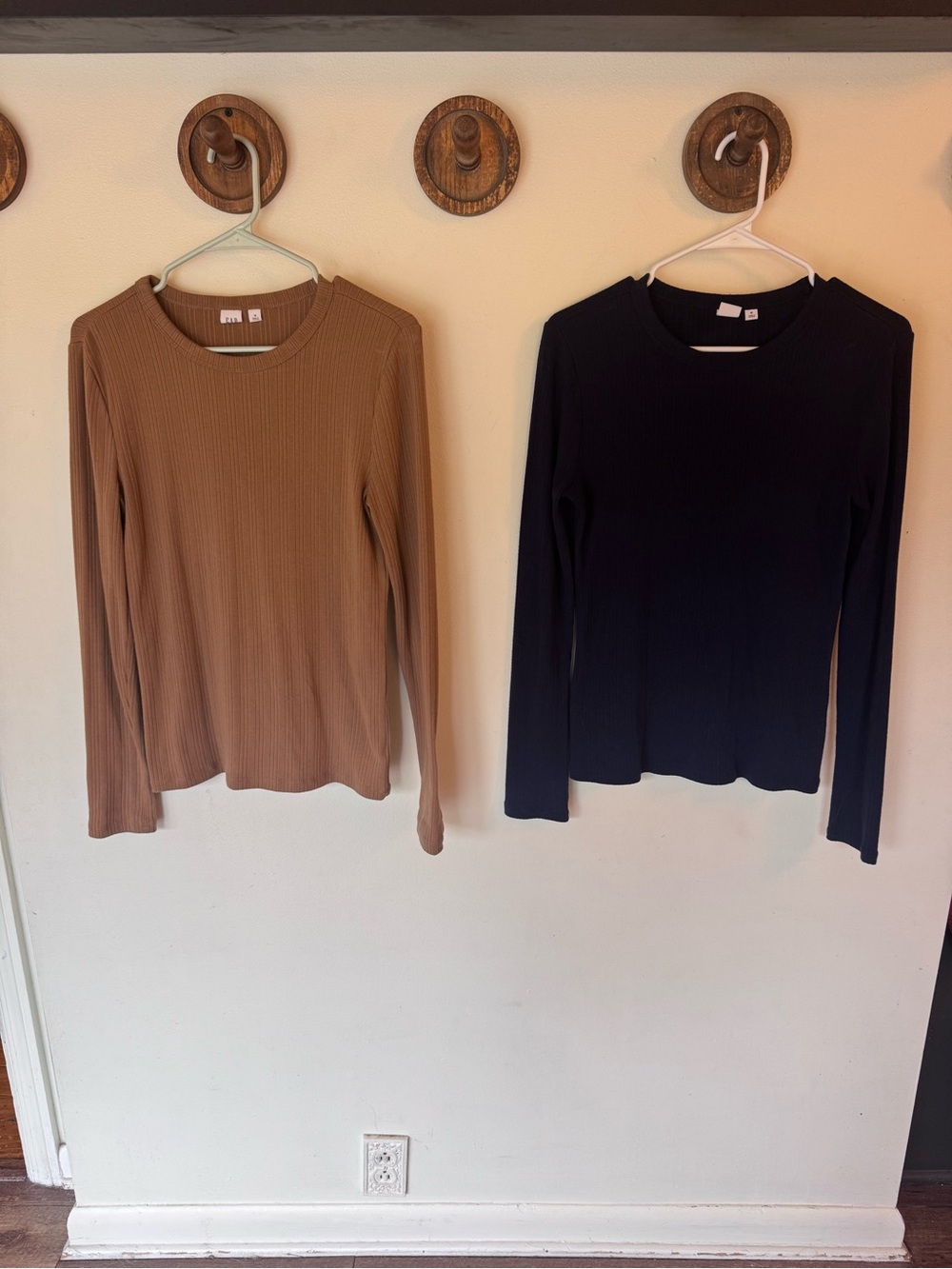 GAP Women's Long-Sleeve Ribbed Tops - Brown and navy blue size medium
